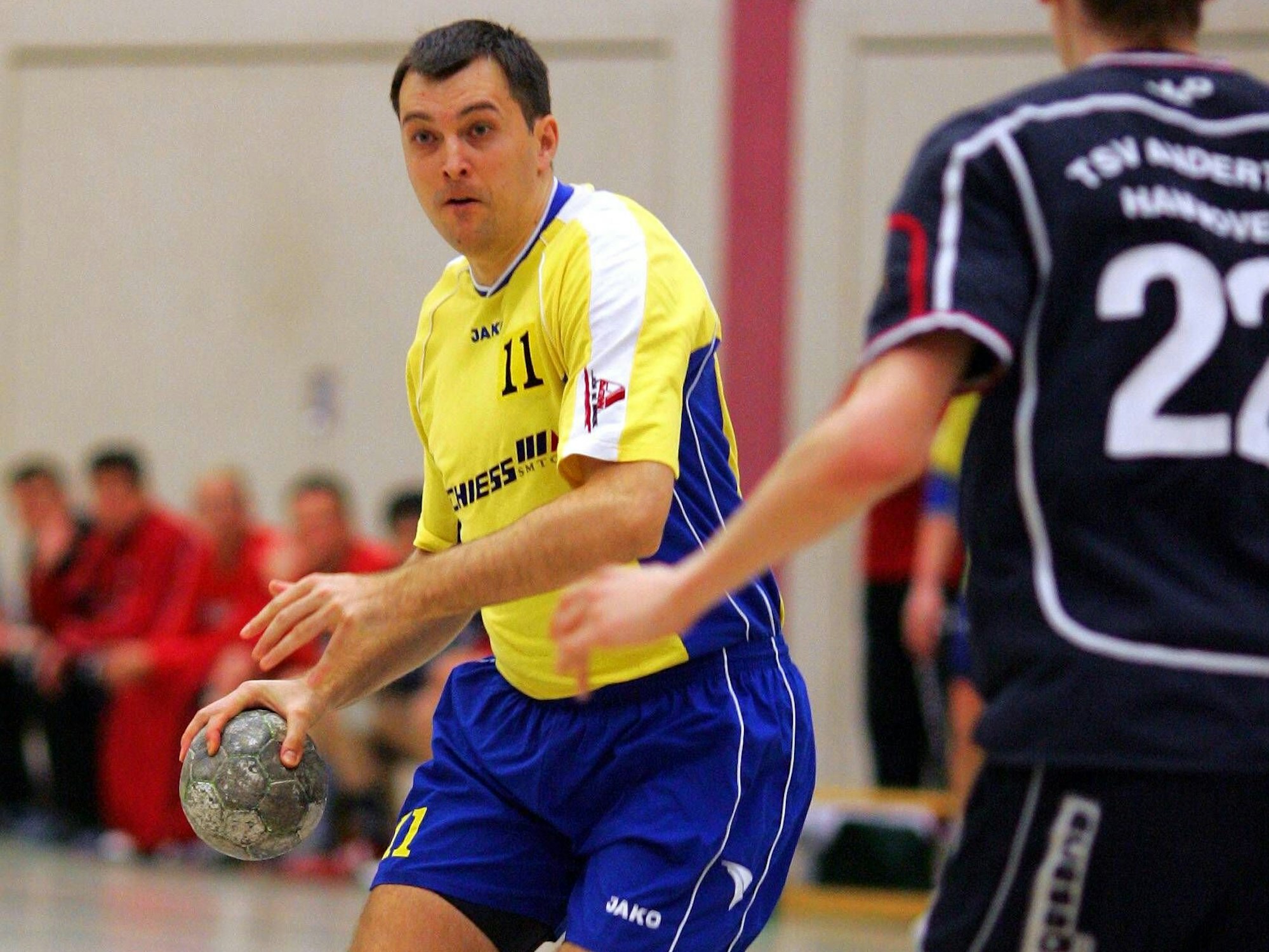 Sascha Gladun (Aschersleben) am Ball.
