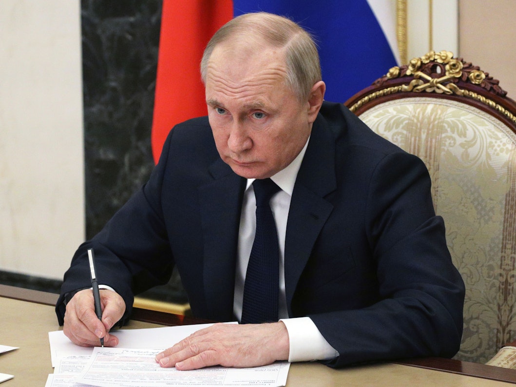 Das von der staatlichen russischen Nachrichtenagentur Sputnik veröffentlichte Poolfoto zeigt Wladimir Putin, Präsident von Russland, der eine Sitzung mit Regierungsmitgliedern per Telefonkonferenz leitet.
