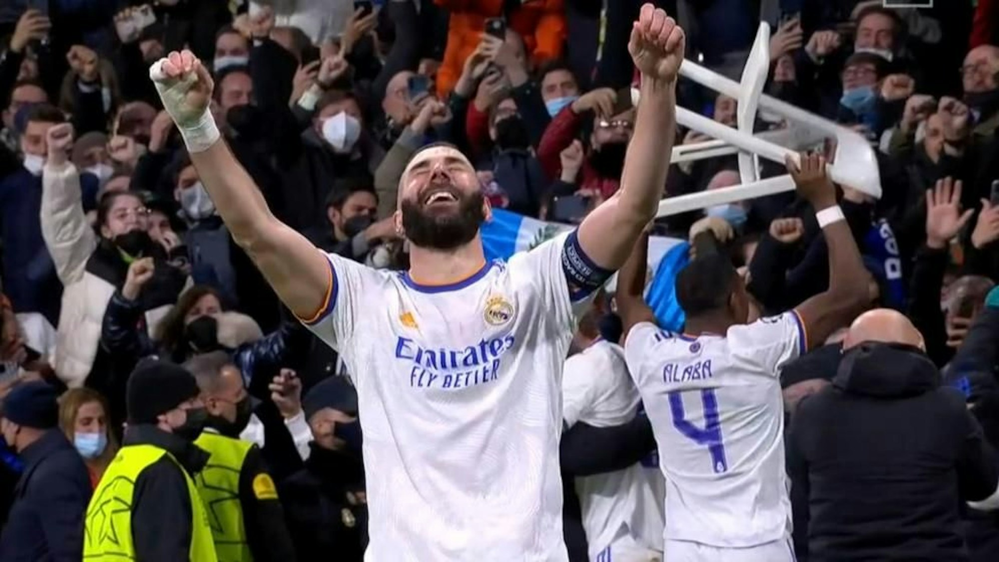 Karim Benzema feiert sein Tor, David Alaba hebt einen Klappstuhl hoch.