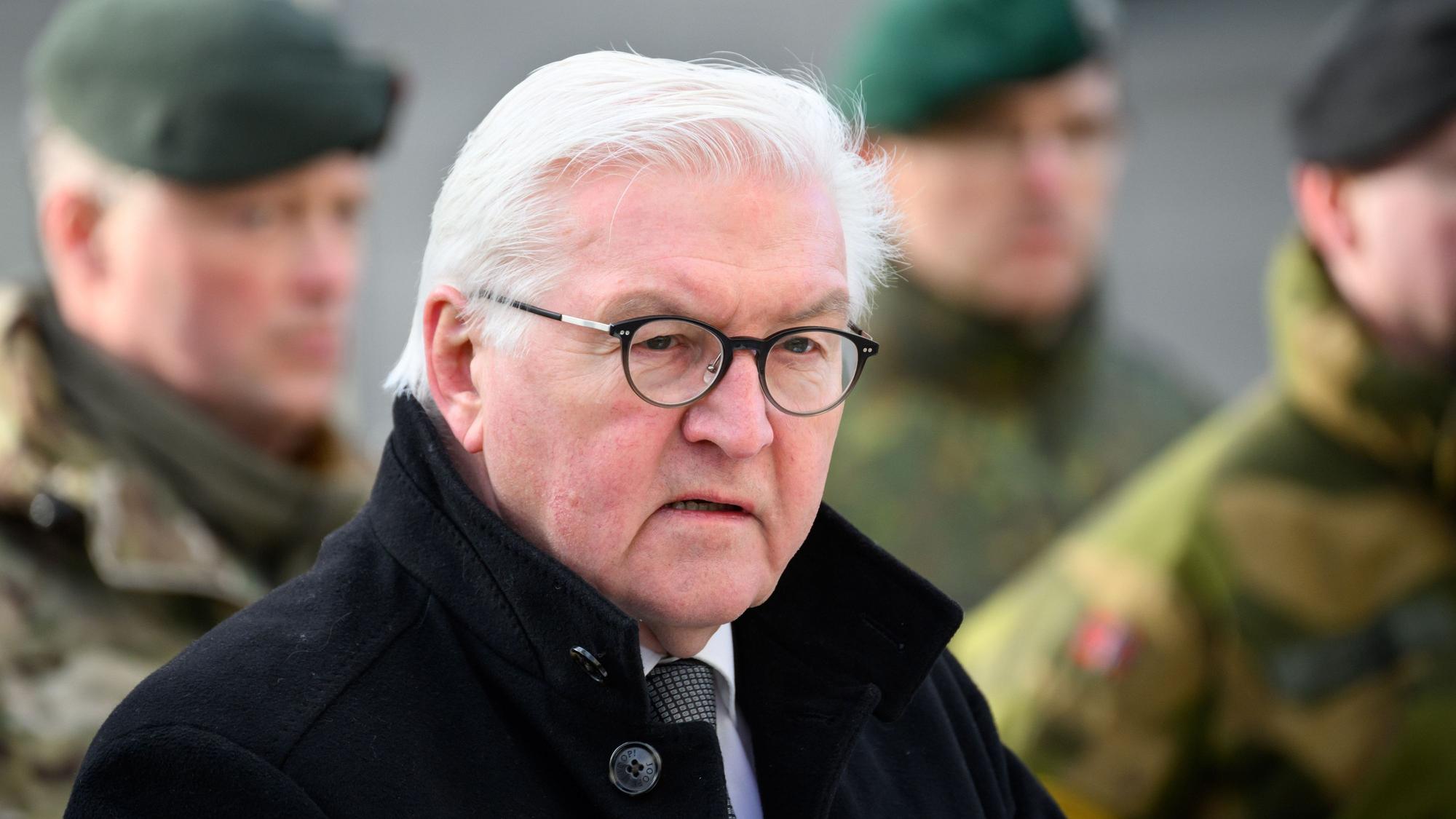 Bundespräsident Frank-Walter Steinmeier besucht gemeinsam mit dem litauischen Präsidenten das multinationale Bataillon der NATO Enhanced Forward Presence Battle Group und äußert sich dort bei einer Pressekonferenz.
