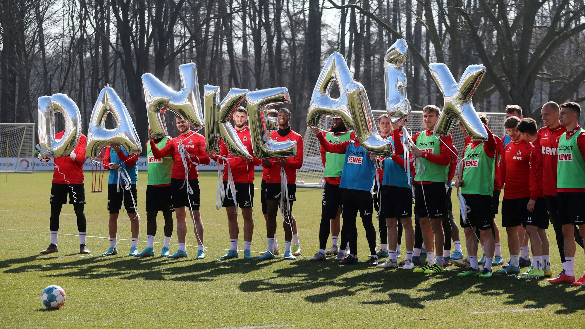 Die FC-Spieler halten den Ballon Schriftzug „Danke Alex“ hoch