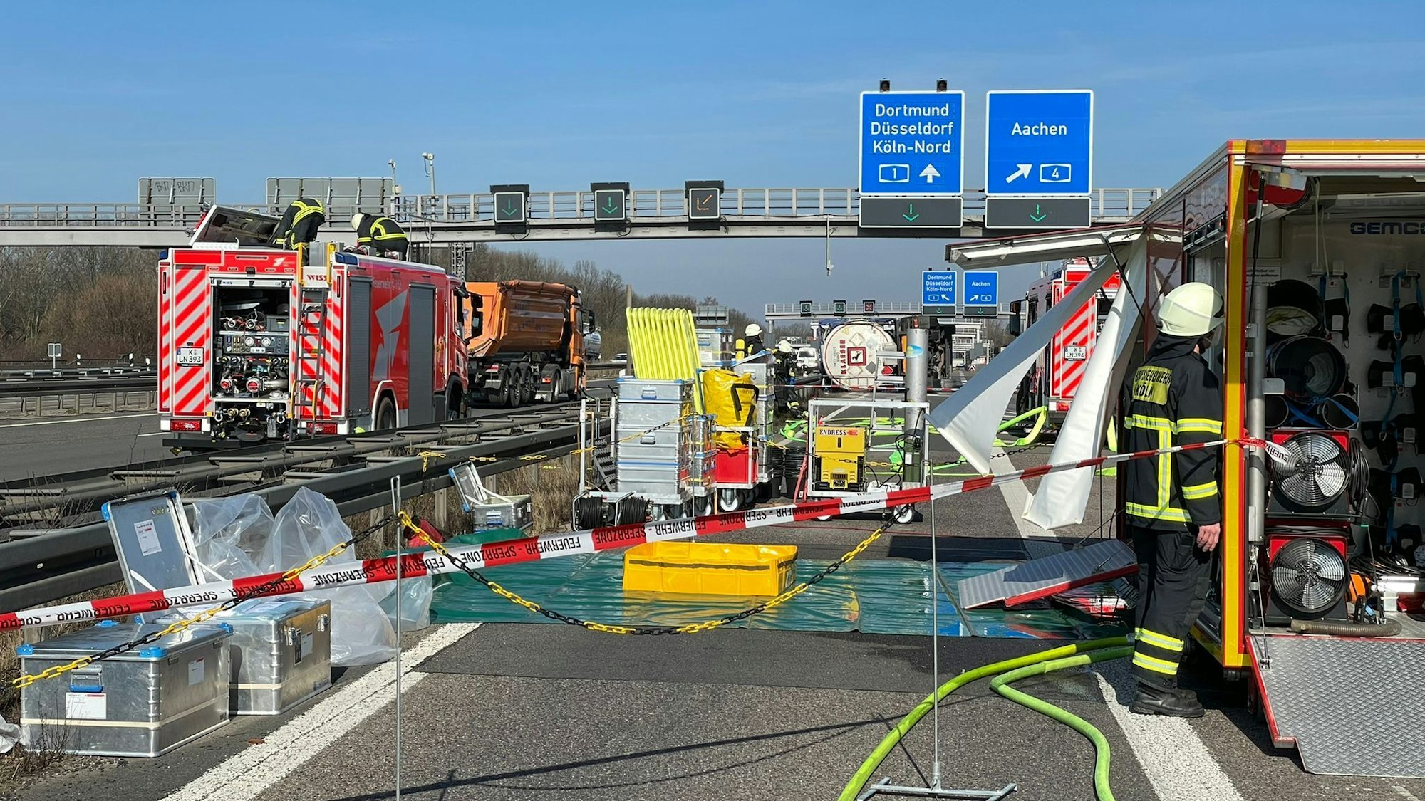 Ein Gefahrgut-Lkw ist auf der Autobahn umgekippt, ein Bereich ist abgesperrt, Einsatzkräfte sind vor Ort.