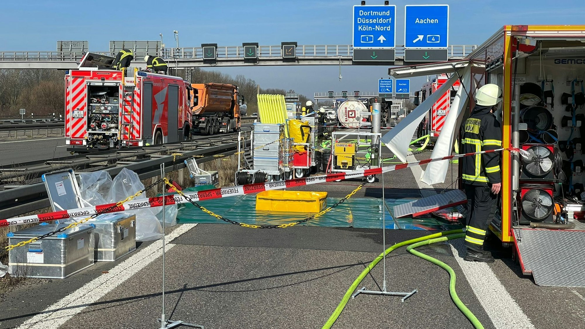 Die Feuerwehr hat auf der Autobahn einen Bereich abgesperrt, darauf stehen Kisten und anderes Material.