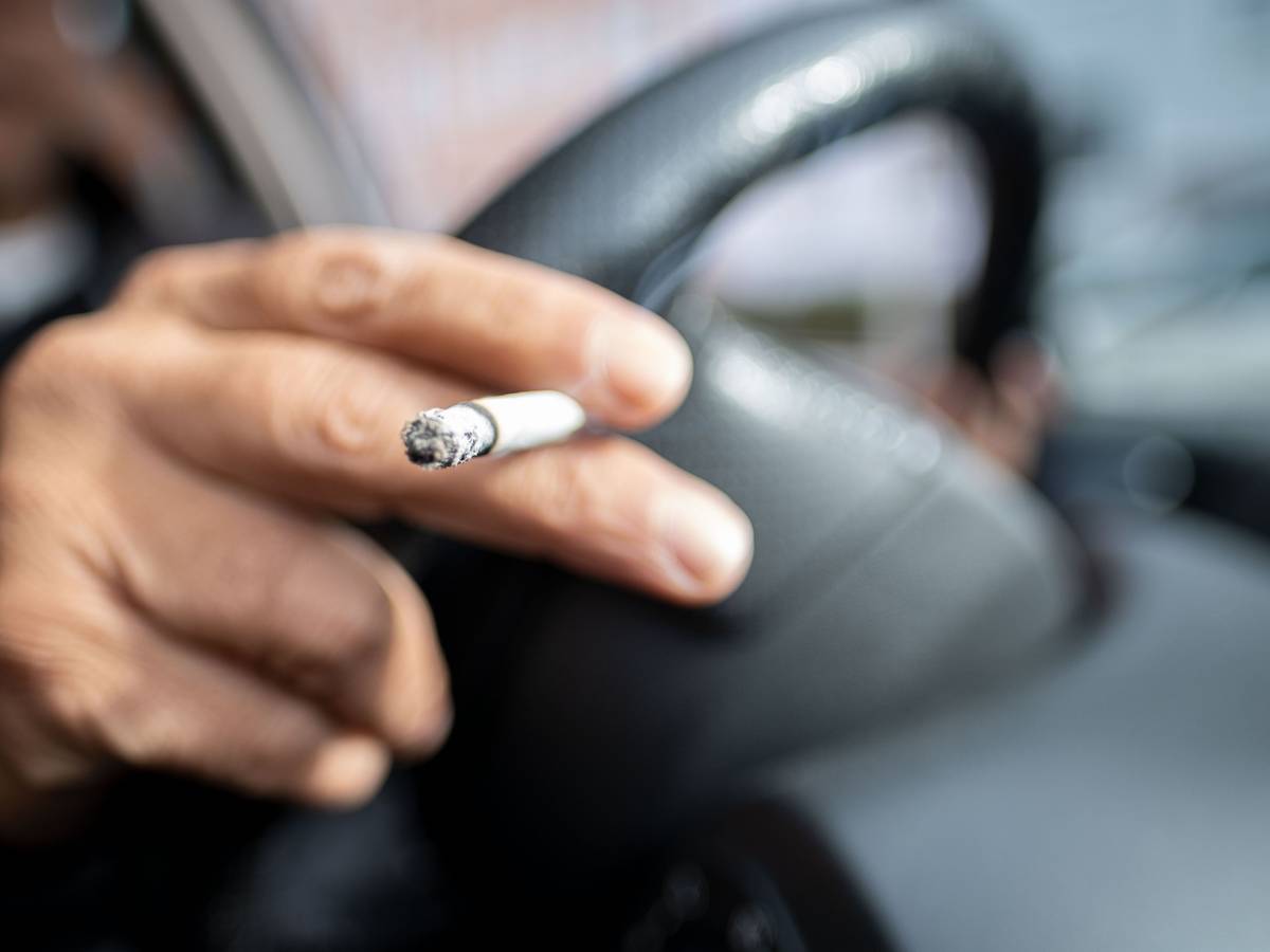 Rauchverbot im Auto: Mit gesundheitsschädlichem Passivrauchen von Kindern in Autos soll nach dem Willen mehrerer Bundesländer Schluss sein.