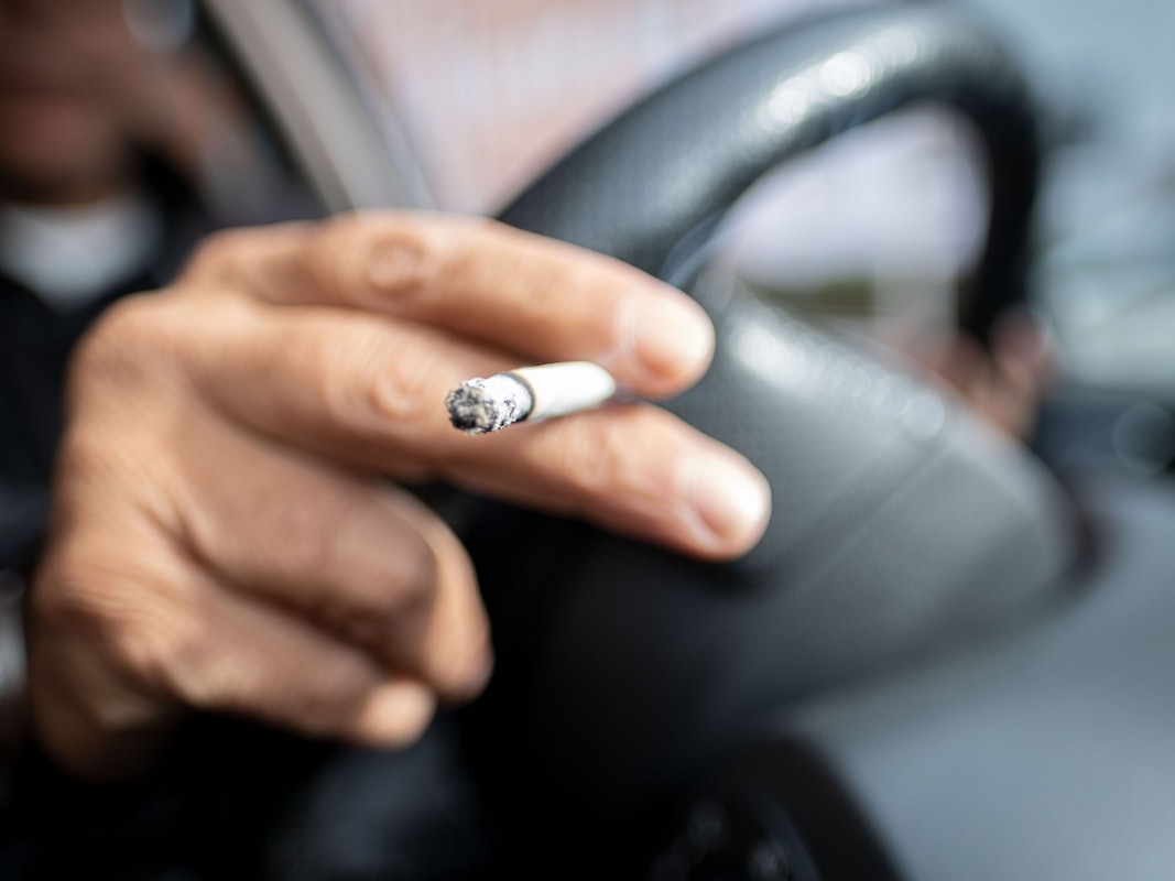 Rauchverbot im Auto: Mit gesundheitsschädlichem Passivrauchen von Kindern in Autos soll nach dem Willen mehrerer Bundesländer Schluss sein.