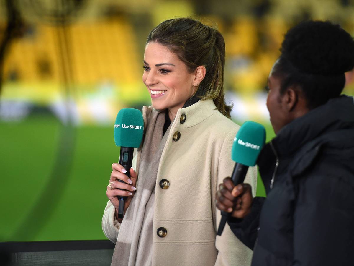 Melanie Leupolz an der Seite von Anita Assante im Februar 2020 bei einem Fußball-Spiel zwischen Deutschland und Kanada in Norwich.