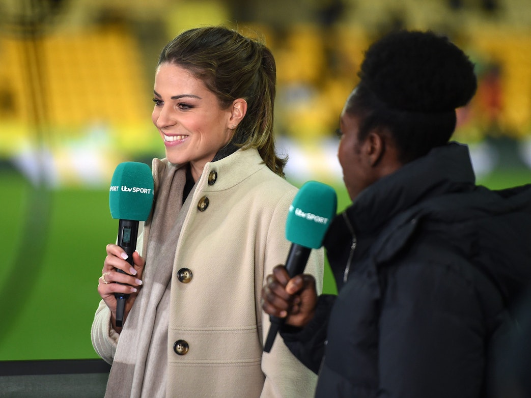 Melanie Leupolz an der Seite von Anita Assante im Februar 2020 bei einem Fußball-Spiel zwischen Deutschland und Kanada in Norwich.