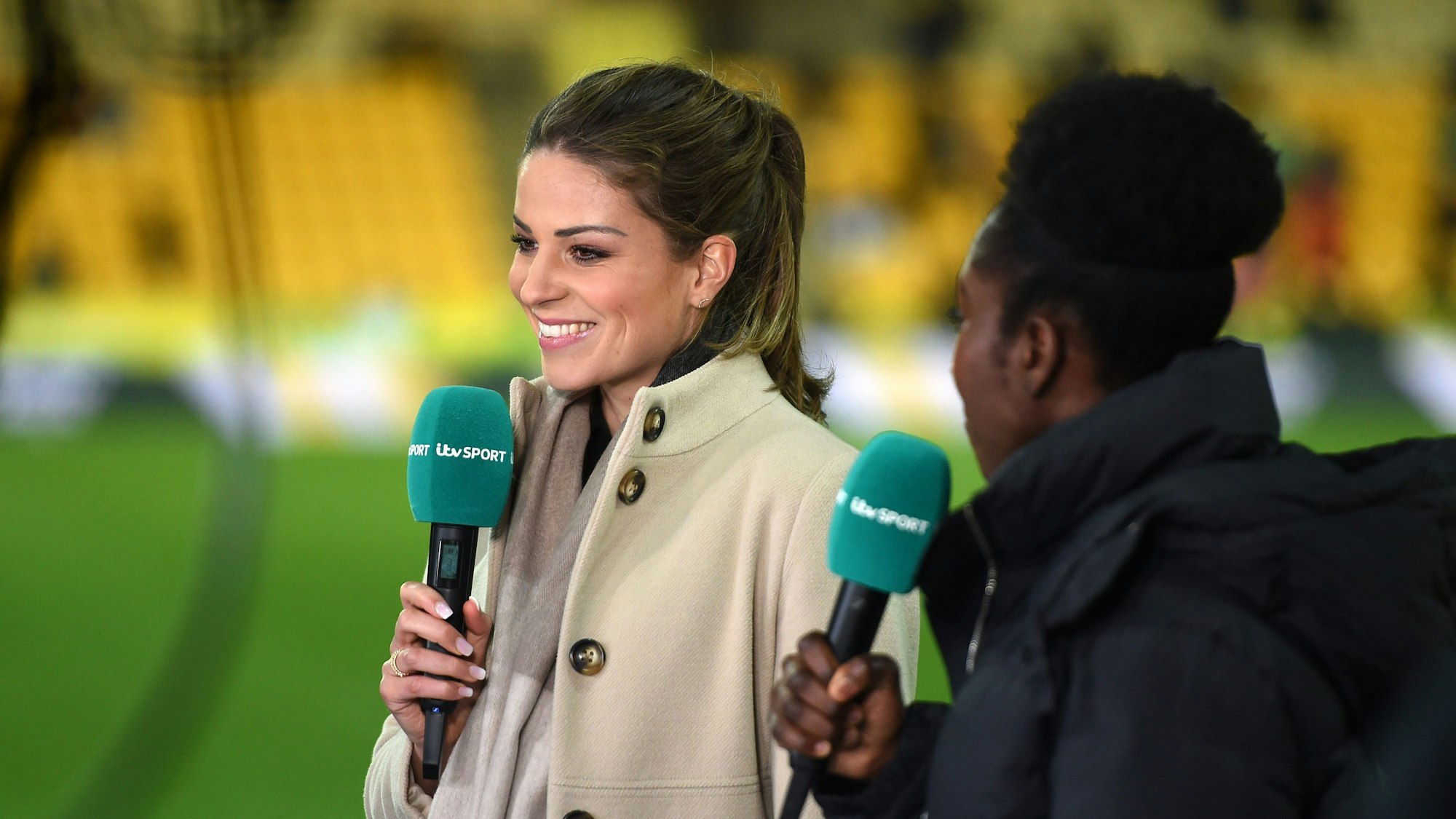 Melanie Leupolz an der Seite von Anita Assante im Februar 2020 bei einem Fußball-Spiel zwischen Deutschland und Kanada in Norwich.