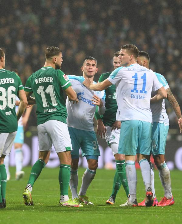 Nach einem Foul an Werders Ömer Toprak gibt es eine Auseinandersetzung zwischen den Spielern, vor allem Werders Niclas Füllkrug (M) und Schalkes Marius Bülter (r).