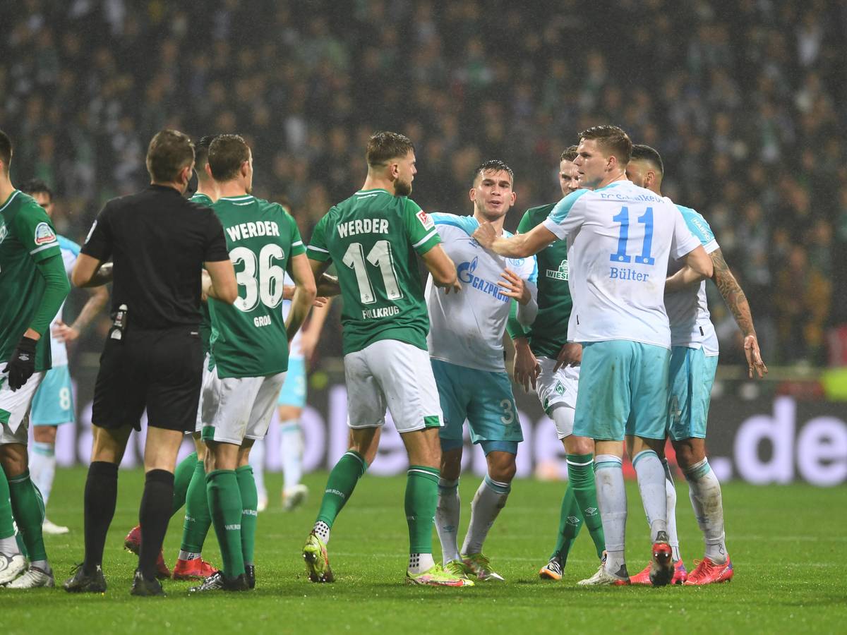 Nach einem Foul an Werders Ömer Toprak gibt es eine Auseinandersetzung zwischen den Spielern, vor allem Werders Niclas Füllkrug (M) und Schalkes Marius Bülter (r).
