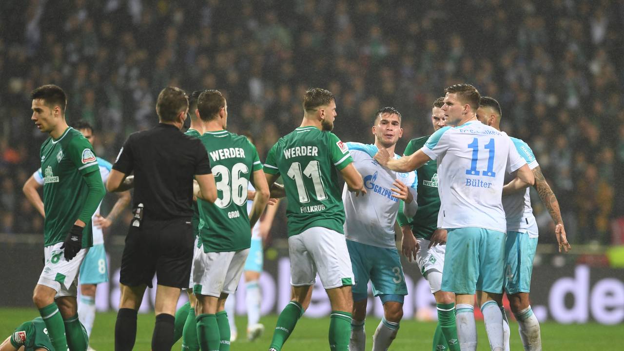 Nach einem Foul an Werders Ömer Toprak gibt es eine Auseinandersetzung zwischen den Spielern, vor allem Werders Niclas Füllkrug (M) und Schalkes Marius Bülter (r).