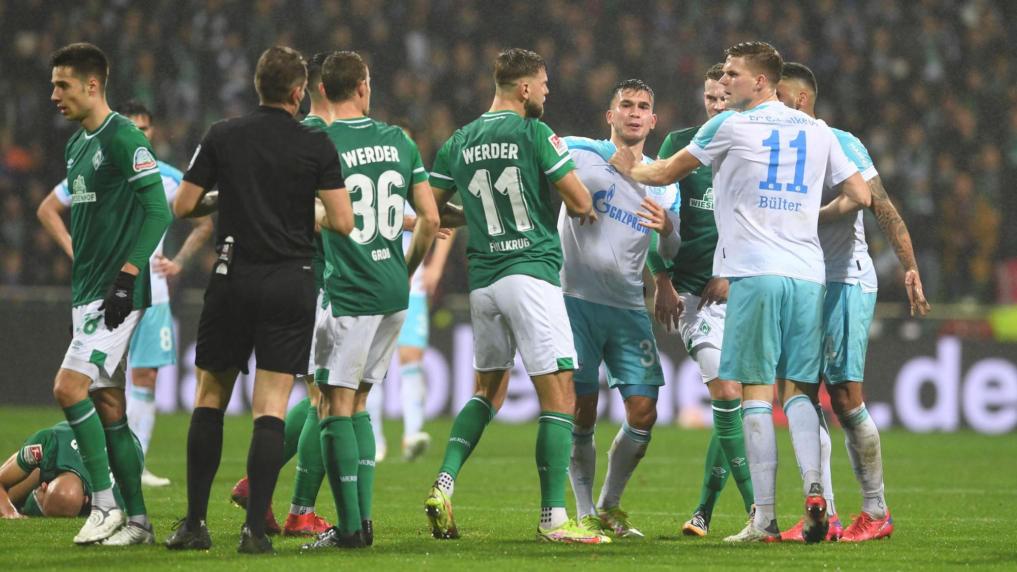 Nach einem Foul an Werders Ömer Toprak gibt es eine Auseinandersetzung zwischen den Spielern, vor allem Werders Niclas Füllkrug (M) und Schalkes Marius Bülter (r).