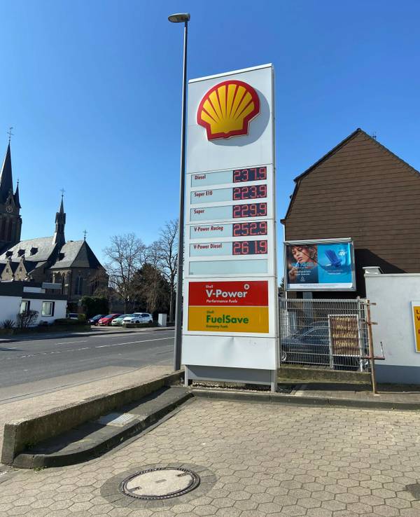 Spritpreise bei der Shell auf der Kölnerstraße in Porz-Ensen