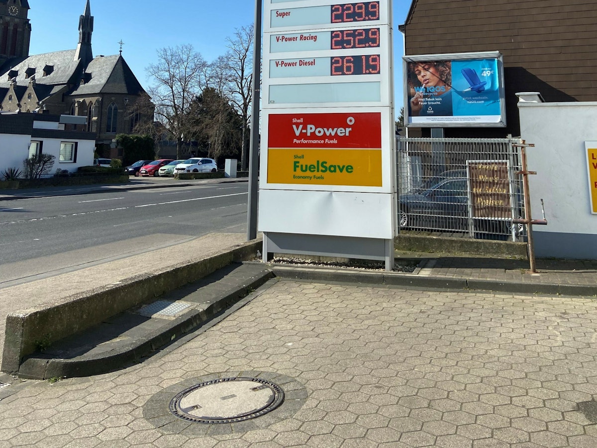 Spritpreise bei der Shell auf der Kölnerstraße in Porz-Ensen