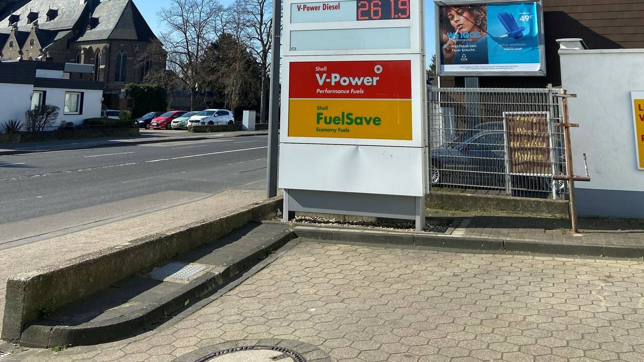 Spritpreise bei der Shell auf der Kölnerstraße in Porz-Ensen