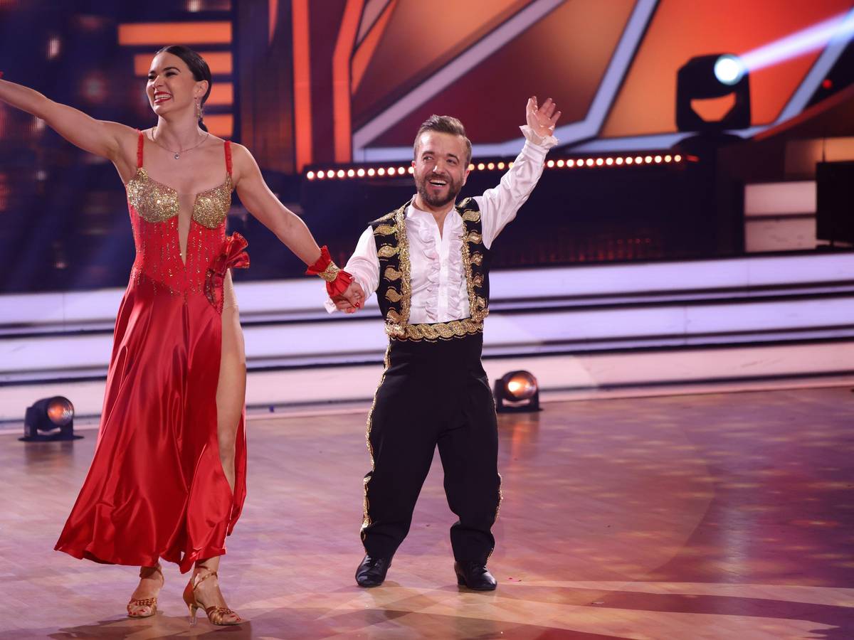 Mathias Mester (hier am 4. März mit Tanzpartnerin Renata Lusin) brach im „Let’s Dance“-Training nach einem Missgeschick lachend zusammen.
