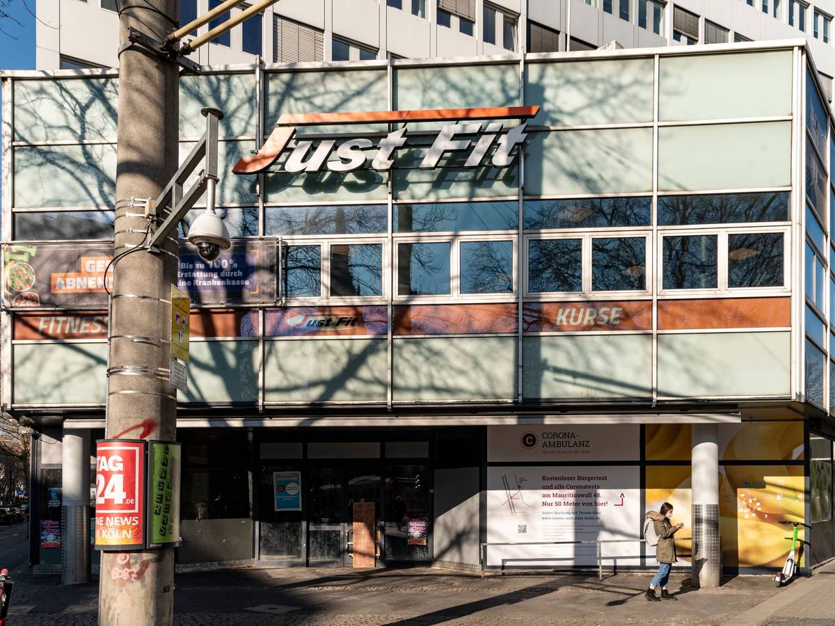 2020 wurde die Rewe-Filiale am Zülpicher Platz geschlossen (Foto vom 9. März 2022). Nun ist klar, wer die Räumlichkeiten bezieht.