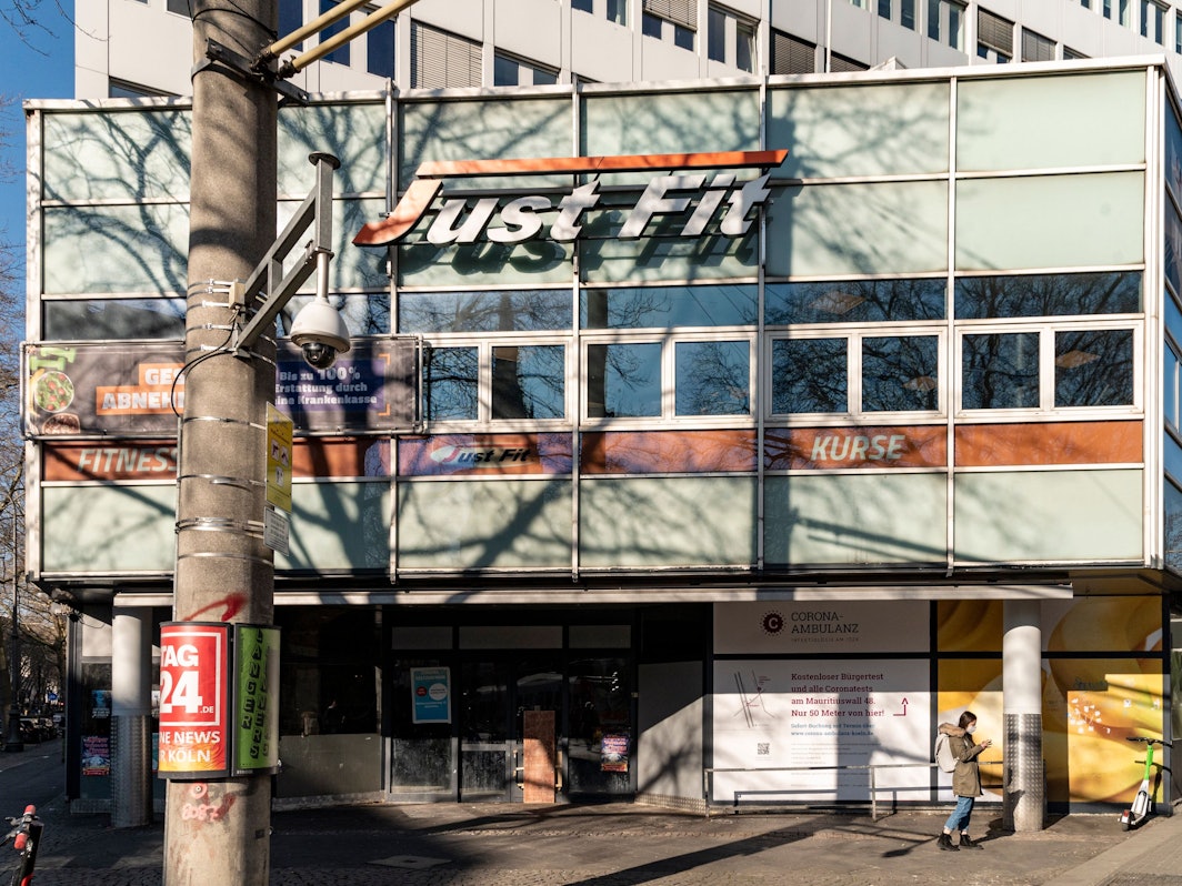 2020 wurde die Rewe-Filiale am Zülpicher Platz geschlossen (Foto vom 9. März 2022). Nun ist klar, wer die Räumlichkeiten bezieht.