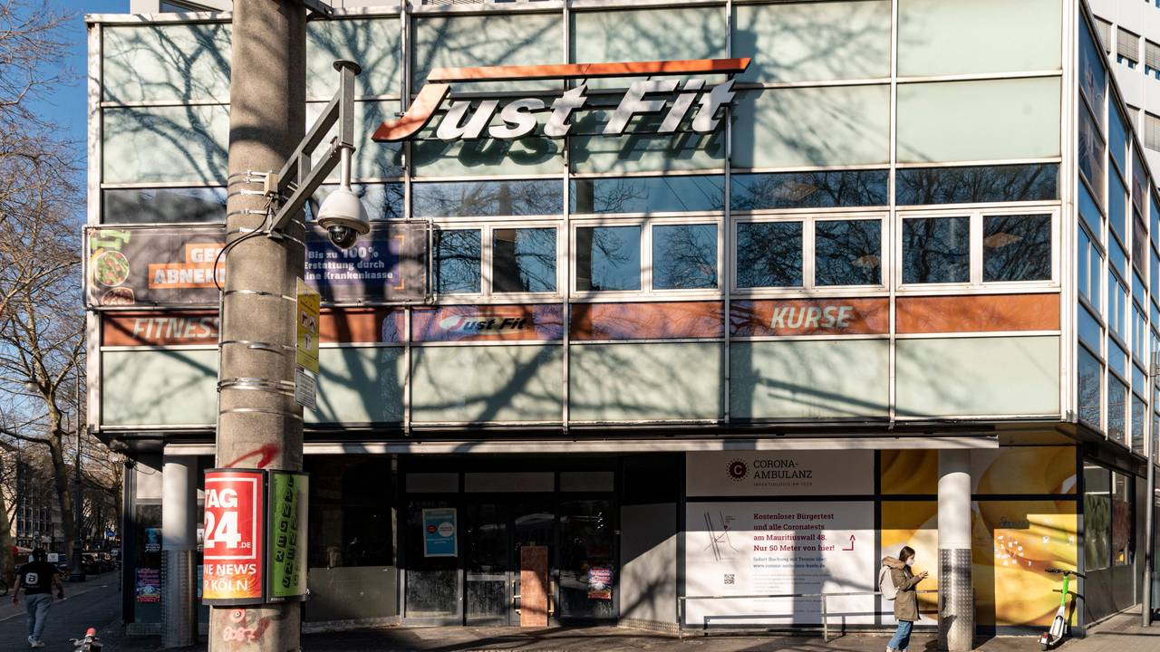 2020 wurde die Rewe-Filiale am Zülpicher Platz geschlossen (Foto vom 9. März 2022). Nun ist klar, wer die Räumlichkeiten bezieht.
