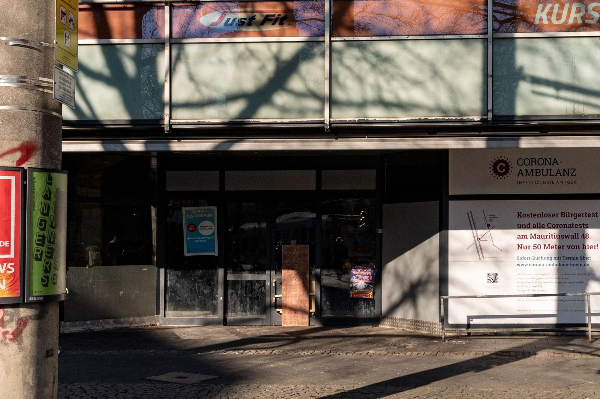 2020 wurde die Rewe-Filiale am Zülpicher Platz geschlossen (Foto vom 9. März 2022). Nun ist klar, wer die Räumlichkeiten bezieht.