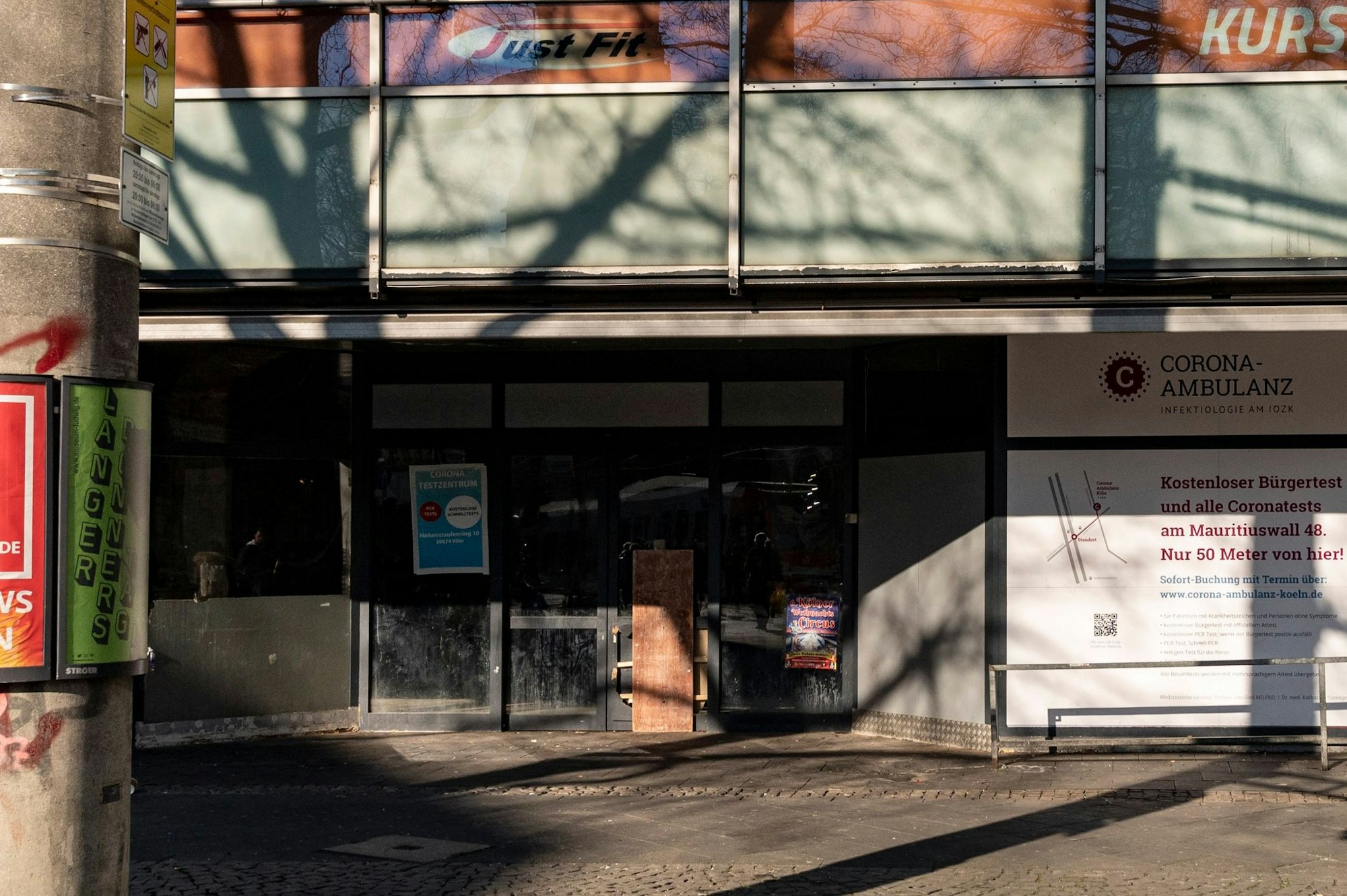 2020 wurde die Rewe-Filiale am Zülpicher Platz geschlossen (Foto vom 9. März 2022). Nun ist klar, wer die Räumlichkeiten bezieht.