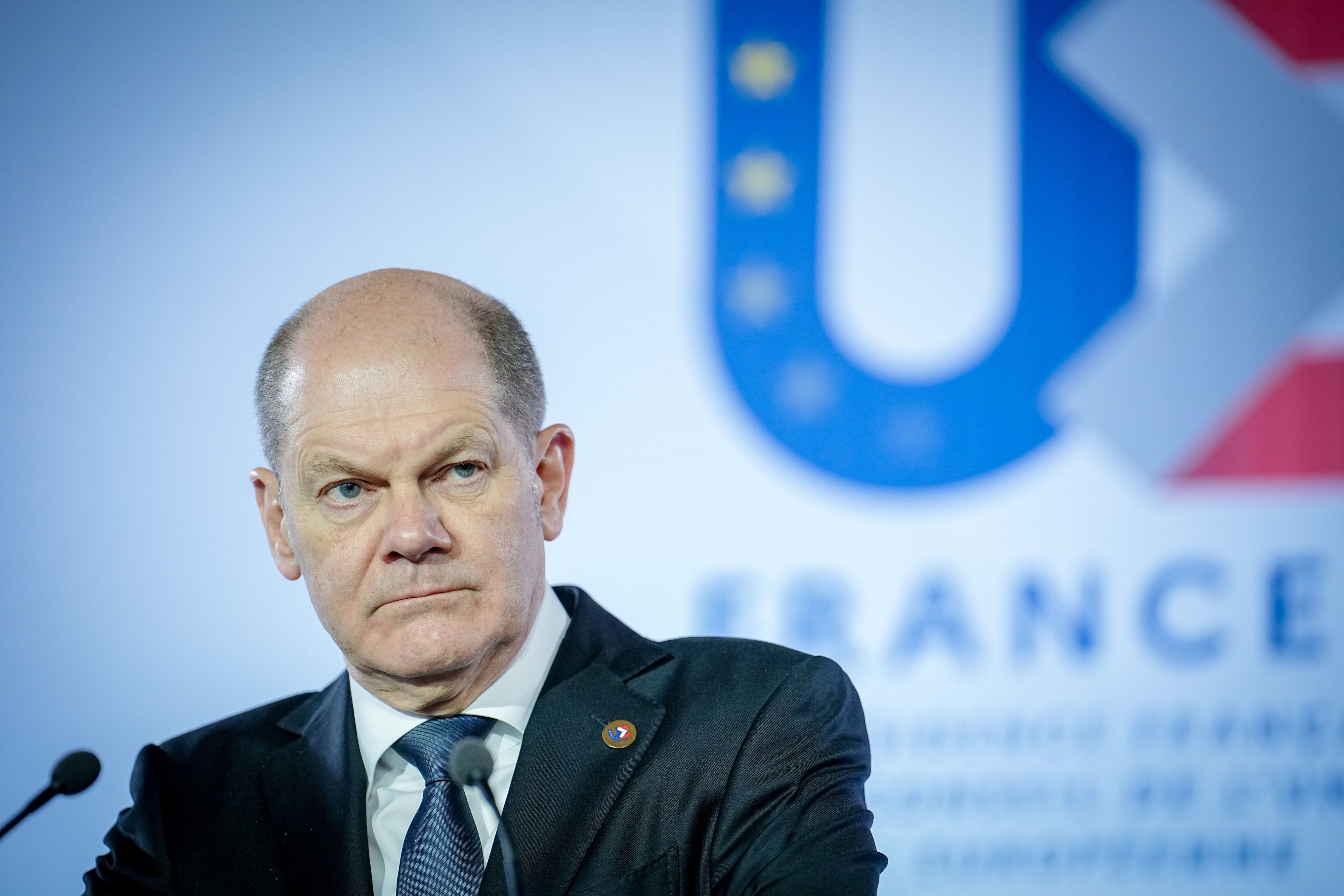 Bundeskanzler Olaf Scholz (SPD) gibt im Schloss in Versailles nach dem Treffen der Staats- und Regierungschefs der Europäischen Union EU eine Pressekonferenz.