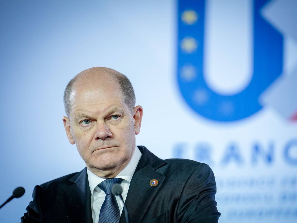 Bundeskanzler Olaf Scholz (SPD) gibt im Schloss in Versailles nach dem Treffen der Staats- und Regierungschefs der Europäischen Union EU eine Pressekonferenz.