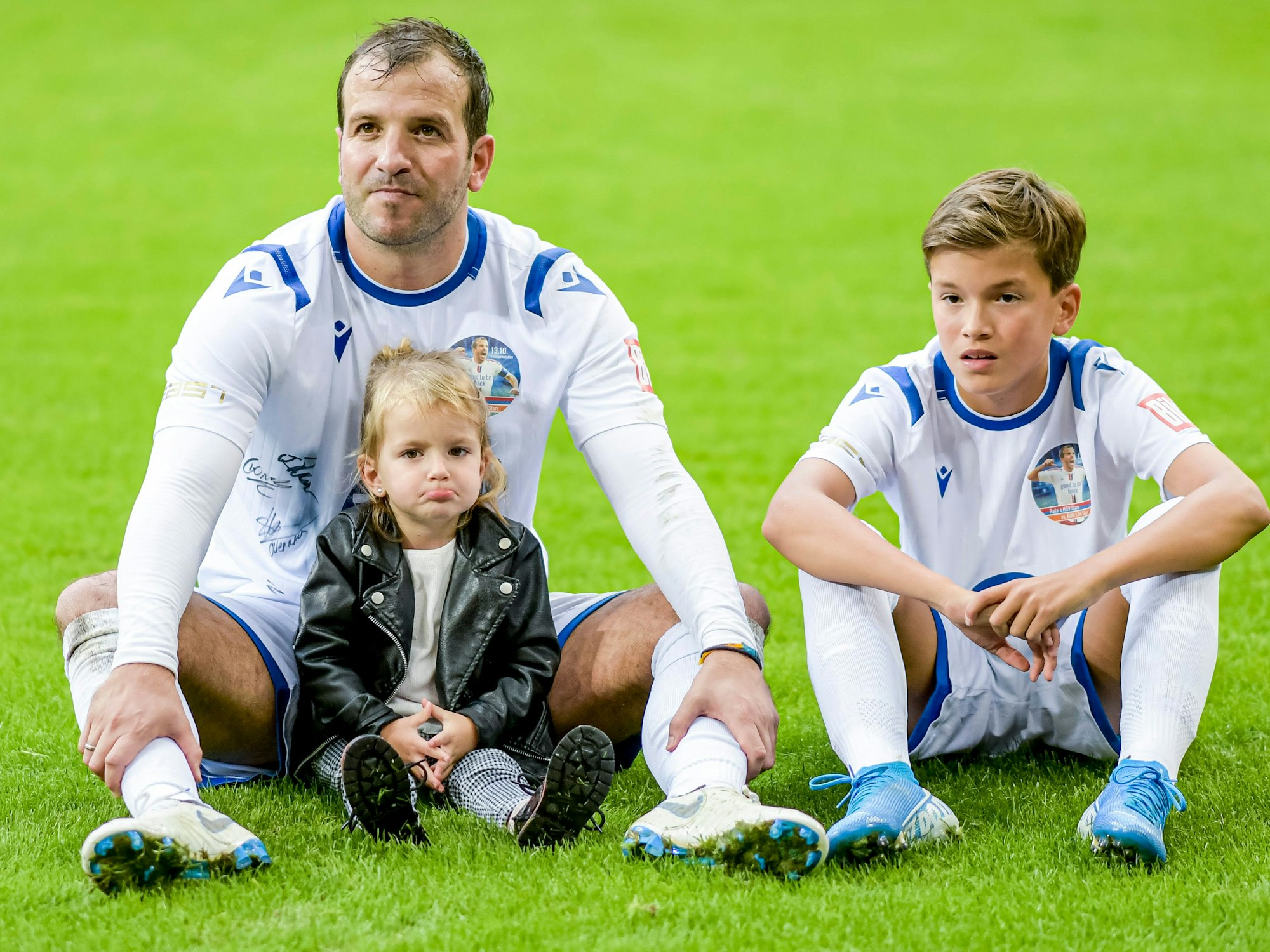Rafael van der Vaart, ehemaliger HSV-Profi bedankt sich nach seinem Abschiedsspiel mit seinen Kindern Damian (r) und Jeslyn beim Publikum