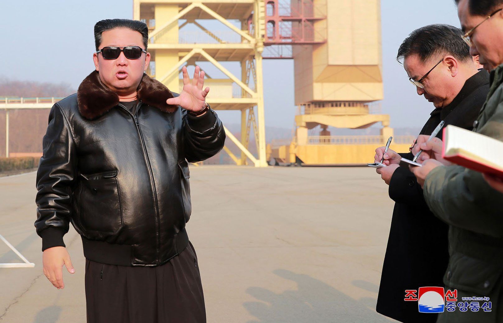 Nordkoreas Staatschef Kim Jong Un beim Besuch des Raketenstartplatzes (undatiertes Foto).