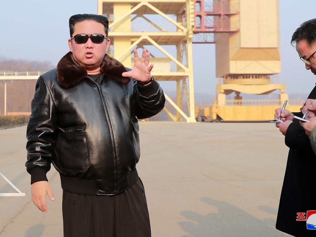 Nordkoreas Staatschef Kim Jong Un beim Besuch des Raketenstartplatzes (undatiertes Foto).