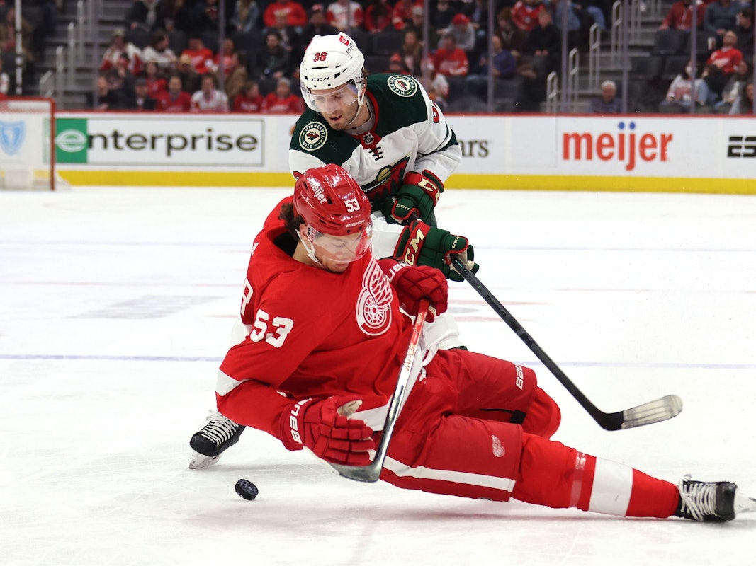 Moritz Seider geht auf dem Eis zu Boden.