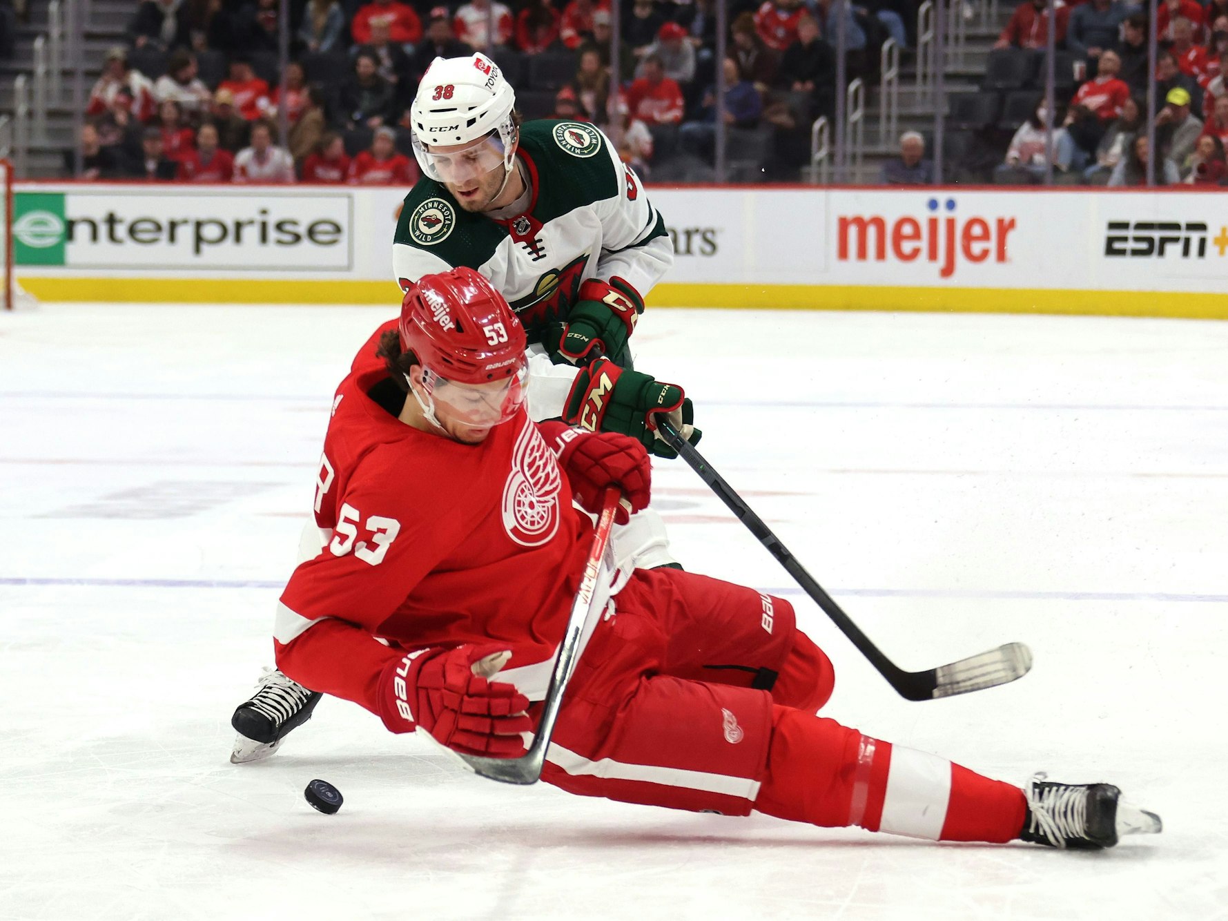 Moritz Seider geht auf dem Eis zu Boden.