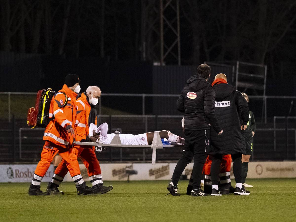 Eunice Beckmann (1. FC Köln) liegt verletzt auf der Trage.
