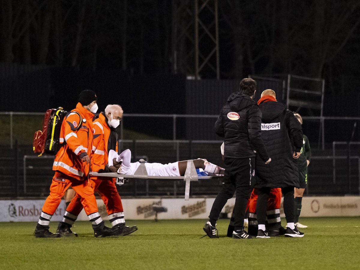 Eunice Beckmann (1. FC Köln) liegt verletzt auf der Trage.