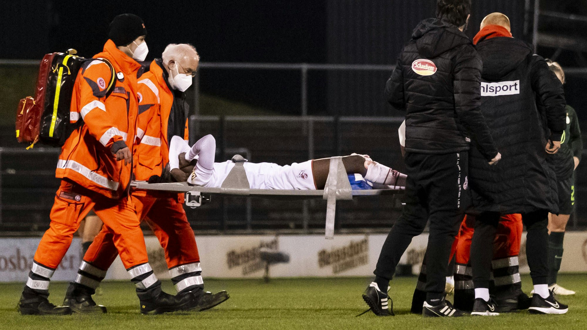Eunice Beckmann (1. FC Köln) liegt verletzt auf der Trage.