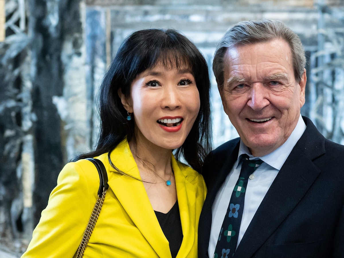 Alt-Bundeskanzler Gerhard Schröder und seine Frau Soyeon Schröder-Kim (hier 2021): Sie sind nach Russland zu Putin gereist, um de Krieg zu beenden. Unterdessen sorgt Soyeon Schröder-Kim mit einem Instagram-Foto für Kopfschütteln und Häme im Internet.