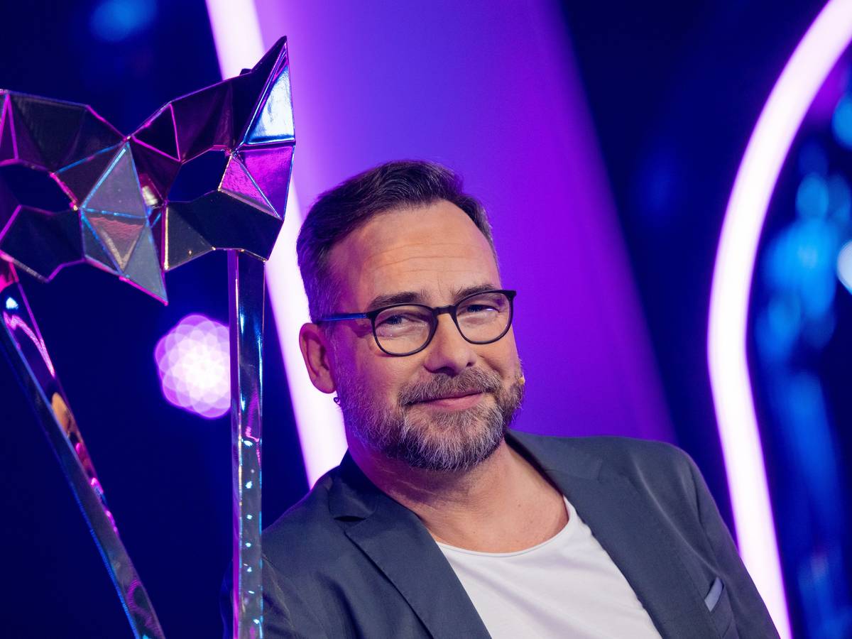 Matthias Opdenhövel, Moderator, steht in der Prosieben-Show "The Masked Dancer" auf der Bühne.