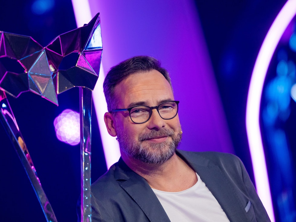 Matthias Opdenhövel, Moderator, steht in der Prosieben-Show "The Masked Dancer" auf der Bühne.