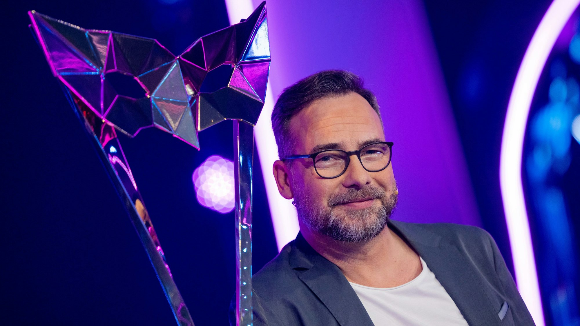 Matthias Opdenhövel, Moderator, steht in der Prosieben-Show "The Masked Dancer" auf der Bühne.