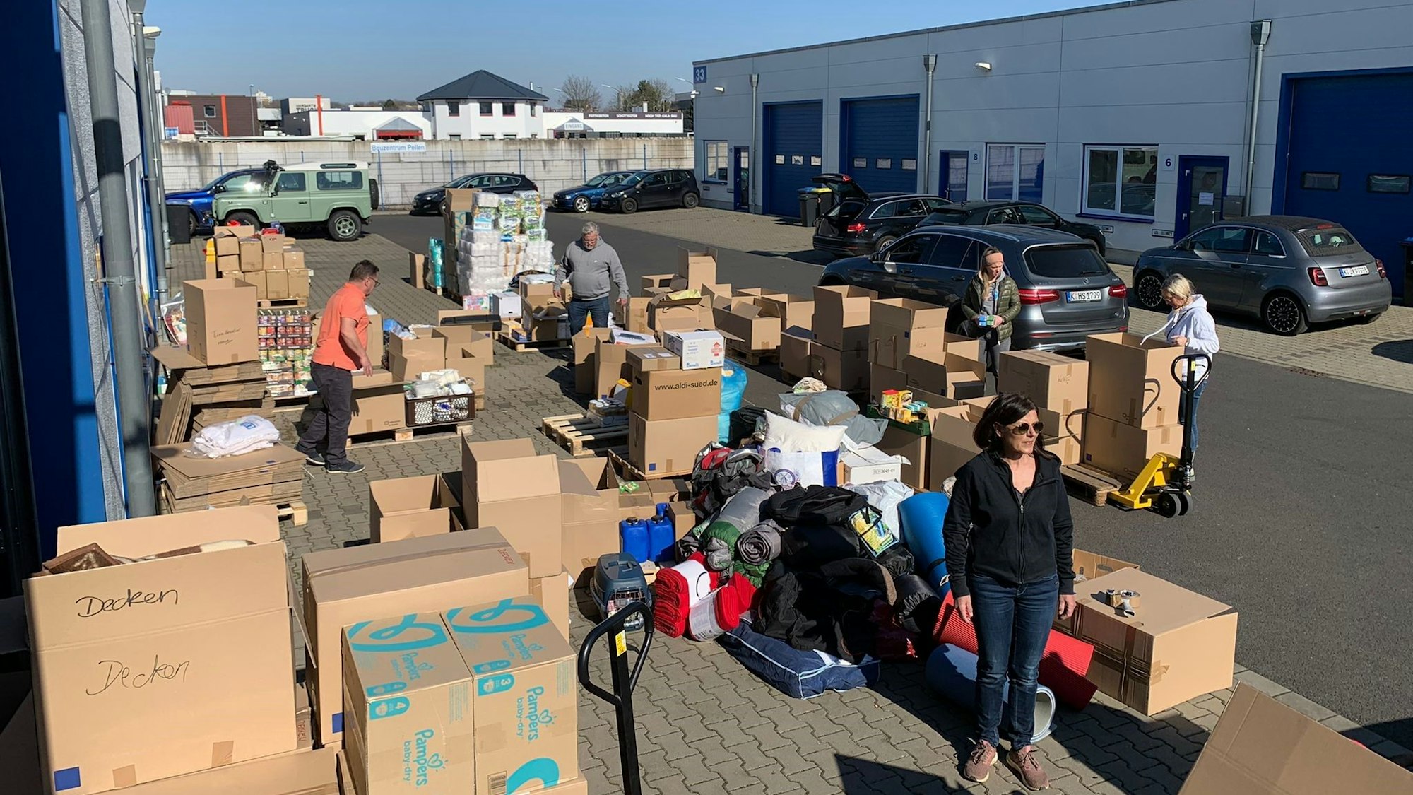 Umzugskartons mit Sachspenden für Geflüchtete aus der Ukraine