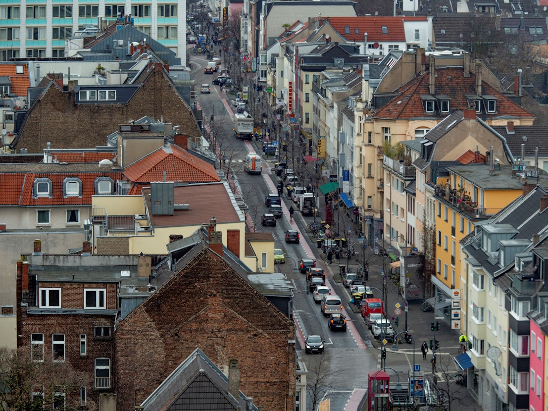 Blick auf die Venloer Straße in Ehrenfeld. Im Frühjahr 2022 wird das im vergangenen Mai geplante Konzept zur Venloer Straße als Einbahnstraße umgesetzt.