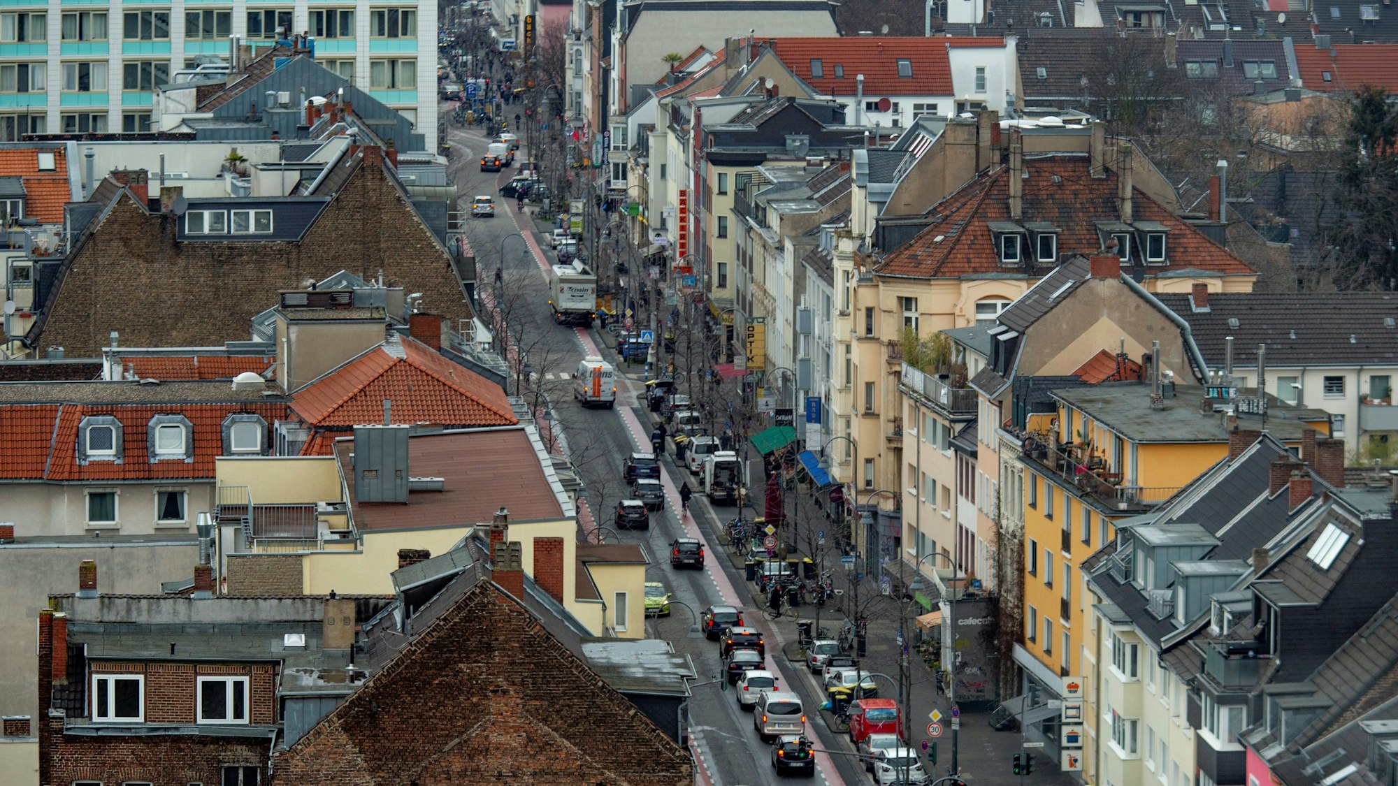 Blick auf die Venloer Straße in Ehrenfeld. Im Frühjahr 2022 wird das im vergangenen Mai geplante Konzept zur Venloer Straße als Einbahnstraße umgesetzt.