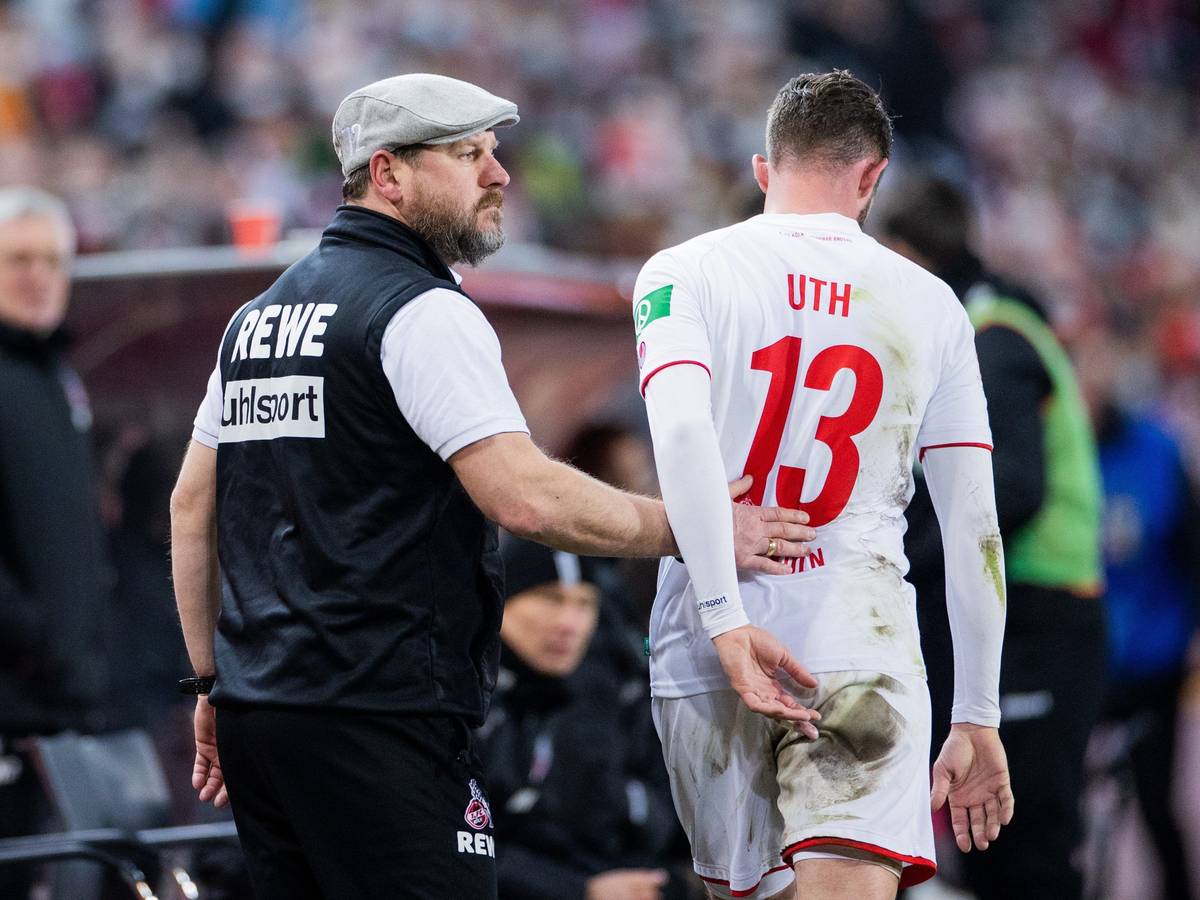 Steffen Baumgart nimmt Mark Uth vom Feld.