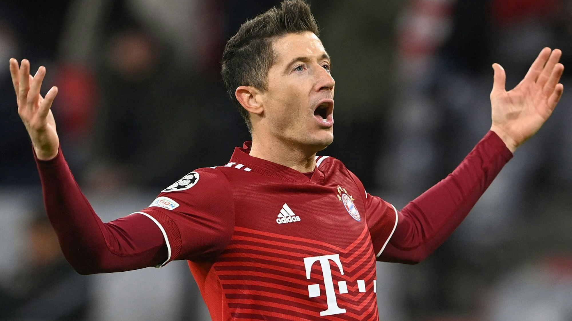 Robert Lewandowski breitet die Arme aus zum Jubel.