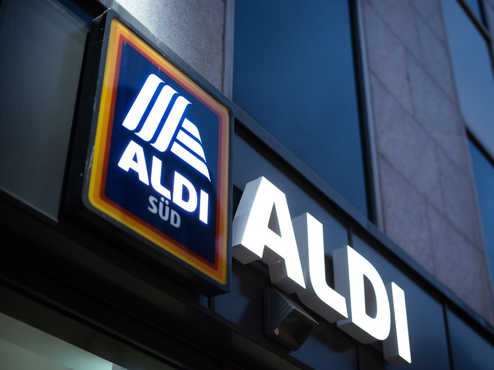 Ukraine-Krieg 2022: Es gibt auch Auswirkungen auf Deutschland und die Verbraucher. In den Supermärkten droht ein Engpass bei einem bestimmten Lebensmittel. Schuld ist unter anderem die Ukraine-Krise. Unser Symbolfoto zeigt einen Aldi-Markt in Düsseldorf im Jahr 2020.