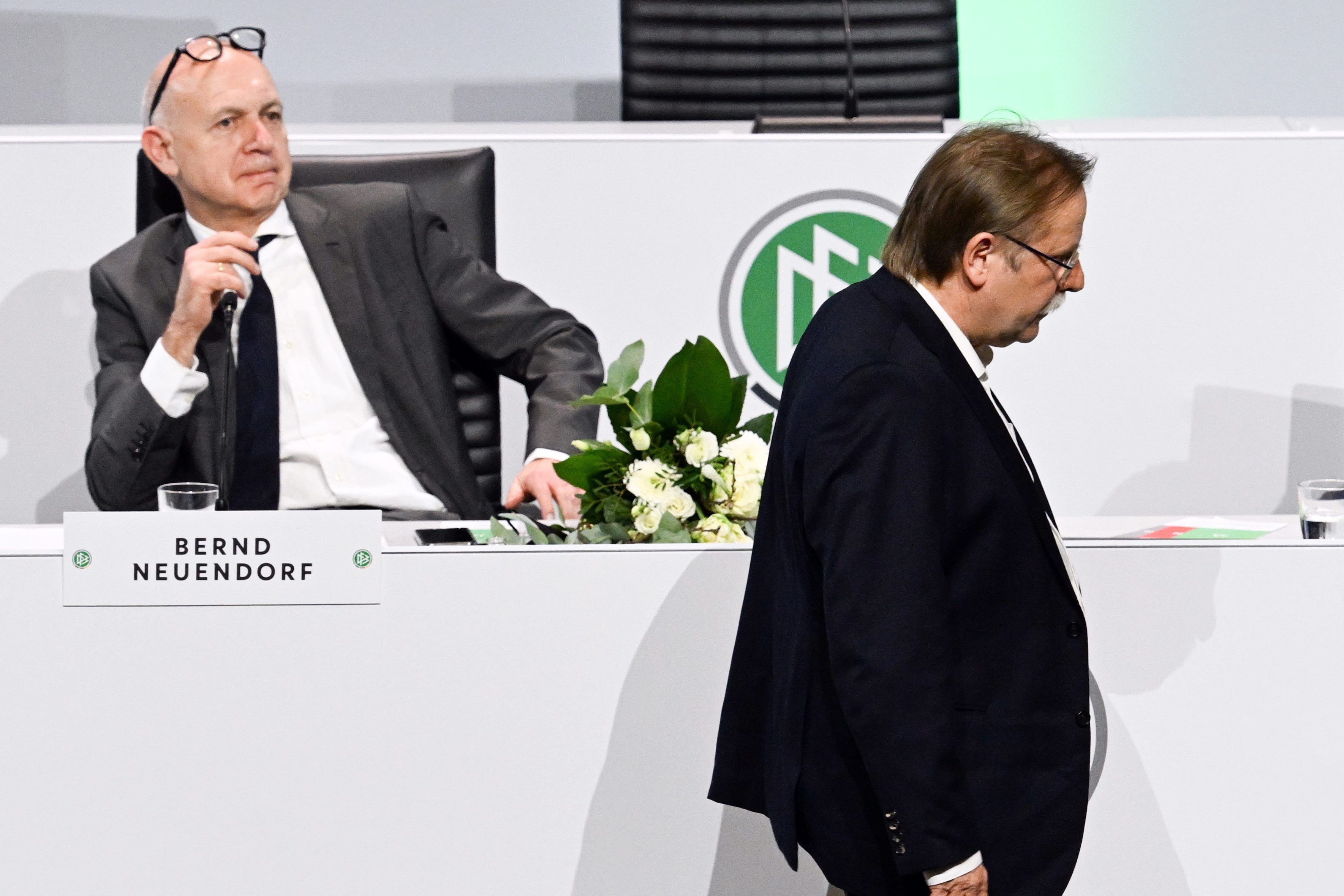 Rainer Koch, Kandidat für das Amt eines Vizepräsidenten, geht an Bernd Neuendorf, DFB-Präsident, vorbei.