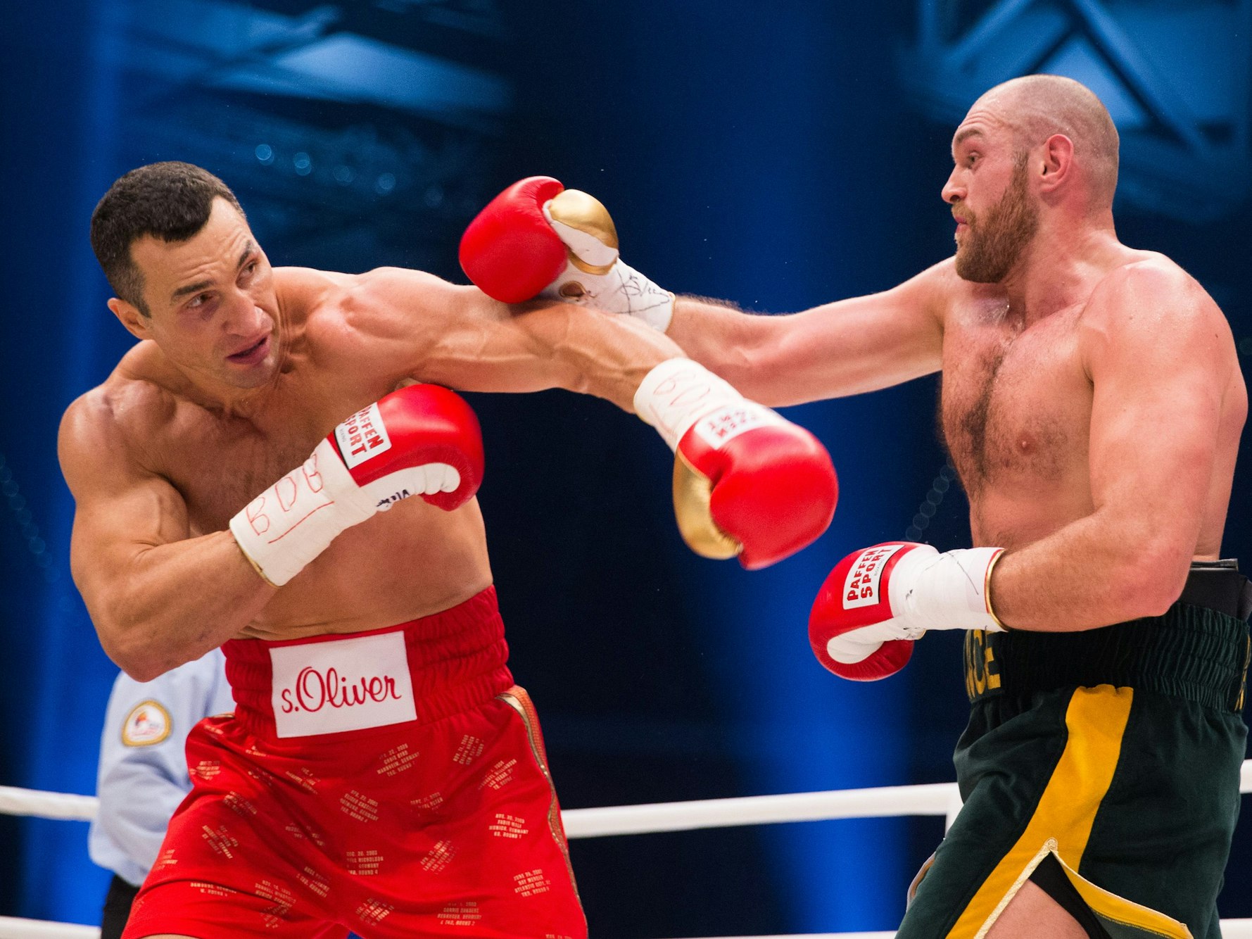 Der ukrainische Boxer Wladimir Klitschko, Weltmeister im Schwergewicht der WBA, WBO, IBO und IBF, und sein britischer Herausforderer Tyson Fury stehen sich am 28.11.2015 im Boxring in der Esprit Arena in Düsseldorf (Nordrhein-Westfalen) gegenüber.