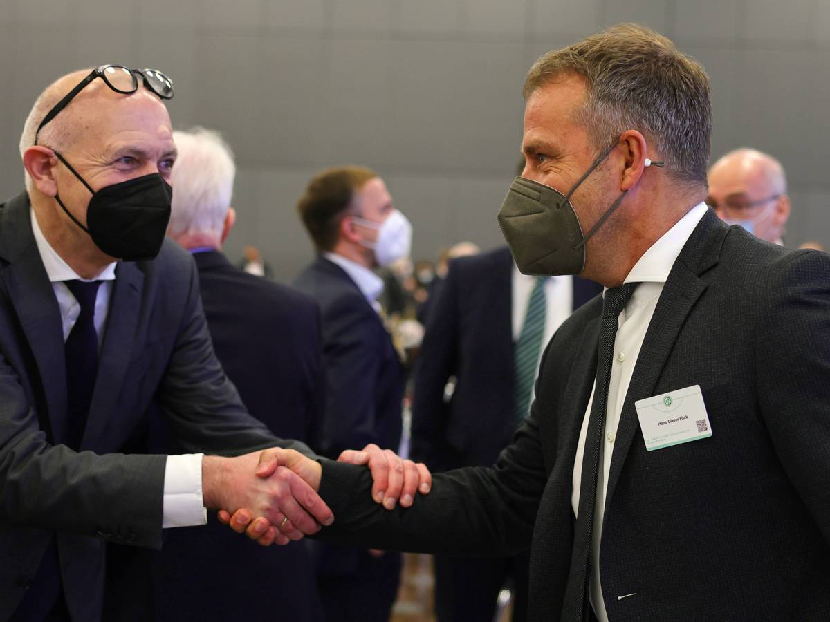 Bernd Neuendorf und Hans-Dieter Flick geben sich die Hände.