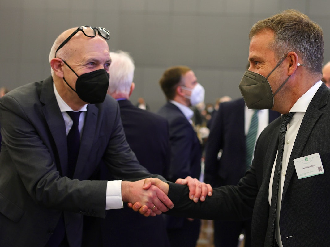 Bernd Neuendorf und Hans-Dieter Flick geben sich die Hände.