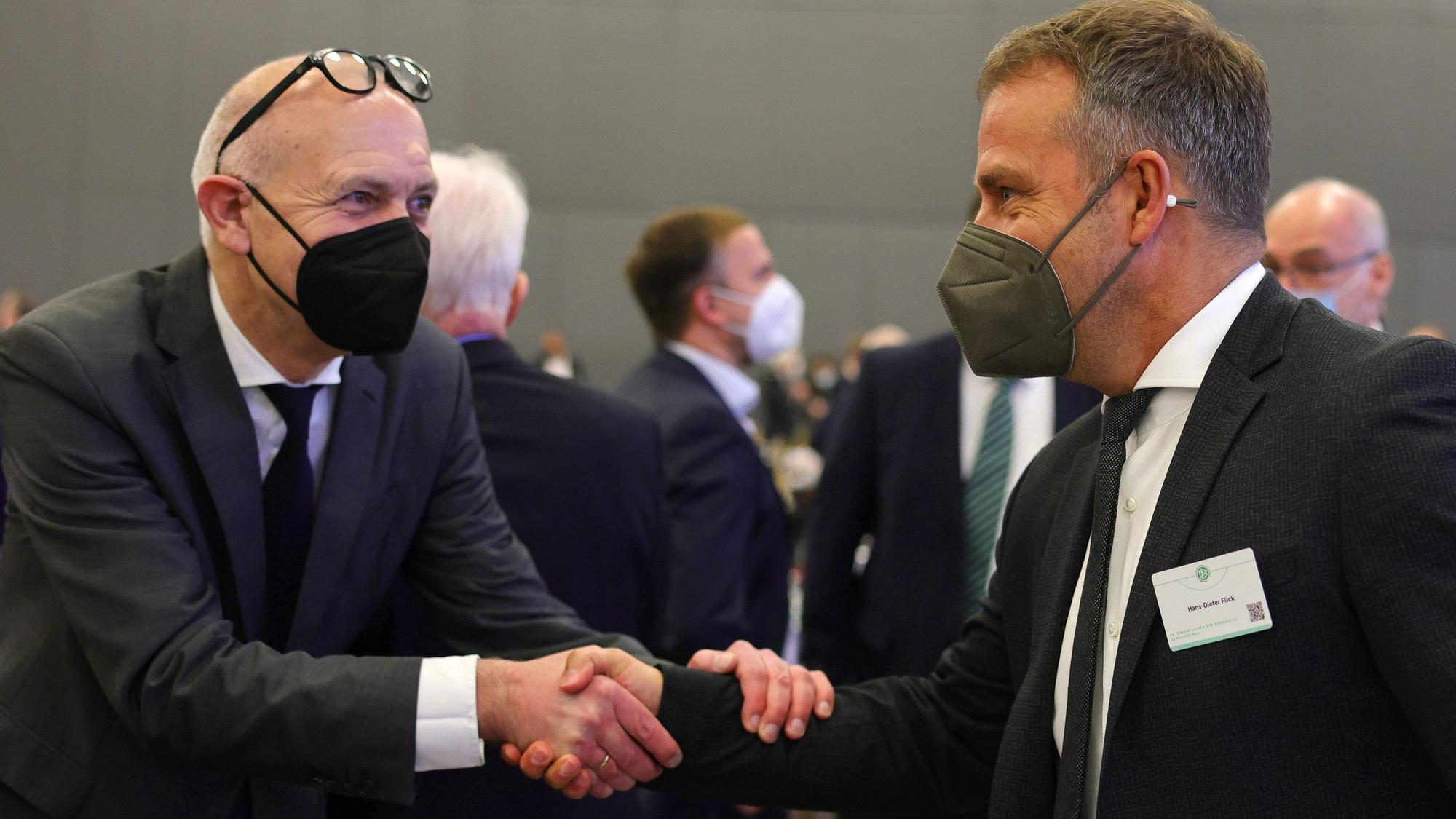 Bernd Neuendorf und Hans-Dieter Flick geben sich die Hände.
